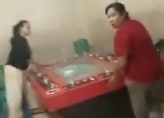 Video viral emak-emak hancurkan tempat judi di Medan (dok. Istimewa)