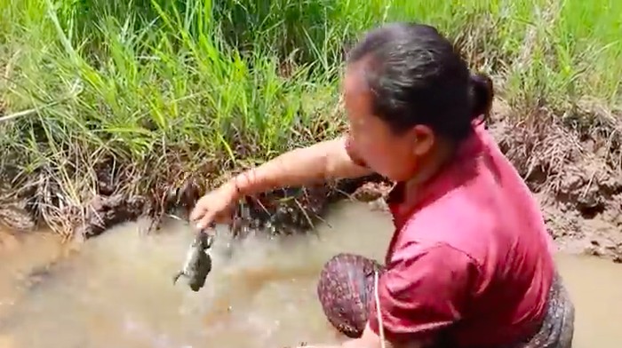 Wanita Laos Ini Hidup di Hutan, Masak Kodok, Ular hingga Buaya