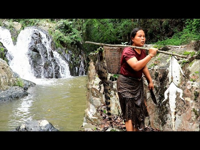 Wanita Laos Ini Hidup di Hutan, Masak Kodok, Ular hingga Buaya Wanita Laos Ini Hidup di Hutan, Masak Kodok, Ular hingga Buaya