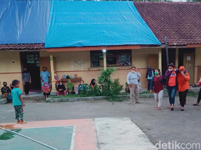Warga di Tempat Evakuasi Sementara (TES) Desa Balerante Kecamatan Kemalang, Klaten, Selasa (5/1/2021).