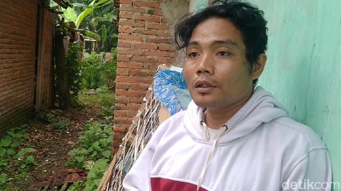 Warga Pekalongan, Arofatur Rohman merasa tertipu dengan spring bed abal-abal yang bermodus cuci gudang. Dia berharap pabrik spring bed abal-abal itu bisa ditutup.