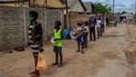 Warga Zimbabwe Antre Panjang Untuk Makanan Gratis