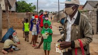 Kesembilan, Zimbabwe. Inflasi di negara itu melonjak hingga lebih dari 130%, meningkatkan resiko terjadinya hiperinflasi di negara tersebut, seperti yang pernah terjadi pada 2008 lalu. warganya tidak lagi mempercayai mata uang tersebut. Selain itu banyak warganya yang terpaksa melewatkan makan karena kemiskinan. Saat ini Zimbabwe sendiri tengah berjuang untuk menghasilkan arus masuk yang memadai dari greenback yang dibutuhkan untuk ekonomi lokalnya. (Getty Images/Tafadzwa Ufumeli)