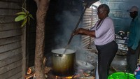 Murozoki rata-rata membuat 2.500 makanan dalam sehari di dapur miliknya.  