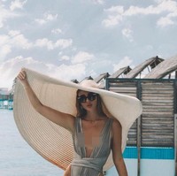 Di tengah pandemi ini, Yana bahkan masih aktif melakukan perjalanan liburan. Seperti gaya stylishnya kali ini yang berada di Maldives. Foto: Instagram