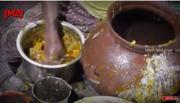 5 Makanan India Jorok Ini Laris Meski Diolah Pakai Tangan Telanjang!