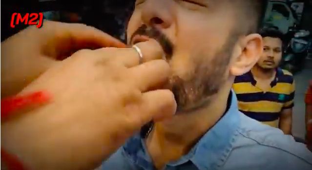 5 Makanan India Jorok Ini Laris Meski Diolah Pakai Tangan Telanjang!