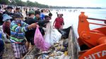 Keren, Ratusan Orang Ramai-ramai Bersihkan Pantai Kuta