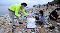 Keren, Ratusan Orang Ramai-ramai Bersihkan Pantai Kuta