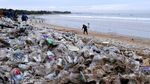 Keren, Ratusan Orang Ramai-ramai Bersihkan Pantai Kuta