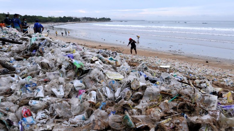 AKSI BERSIH SAMPAH PANTAI KUTA Relawan membersihkan sampah yang berserakan saat mengikuti aksi bersih sampah di Pantai Kuta, Badung, Bali, Rabu (6/1/2021). Kegiatan yang diikuti ratusan orang dari berbagai unsur masyarakat tersebut dilakukan untuk membersihkan sampah kiriman yang terbawa arus gelombang laut dan terdampar kawasan Pantai Kuta yang mengganggu aktivitas warga serta wisatawan. ANTARA FOTO/Fikri Yusuf/aww.