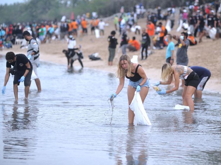 Keren, Ratusan Orang Ramai-ramai Bersihkan Pantai Kuta