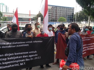 Pendemo Kamerad Dukung Risma: Dirjen Harus Ikuti Instruksi Mensos