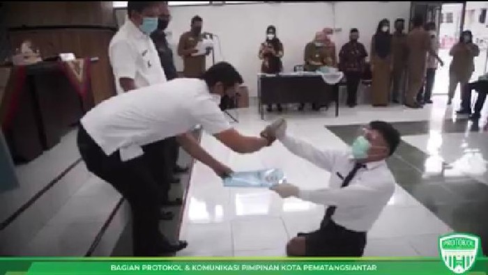 Aston saat mengambil SK CPNS di Pematangsiantar (dok. Istimewa)