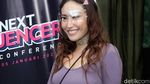 Ayu Dewi Makin Seksi hingga Pamer Perut