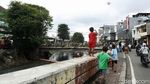 Bahaya! Anak-anak Bermain Layangan di Atas Turap Kali Cideng