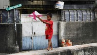 Kurangnya fasilitas seperti taman bermain yang memadai di permukiman padat penduduk menyebabkan anak-anak bermain di lokasi yang relatif berbahaya.