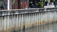Minimnya taman bermain membuat anak-anak bermain di tempat yang tidak semestinya