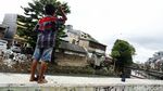 Bahaya! Anak-anak Bermain Layangan di Atas Turap Kali Cideng