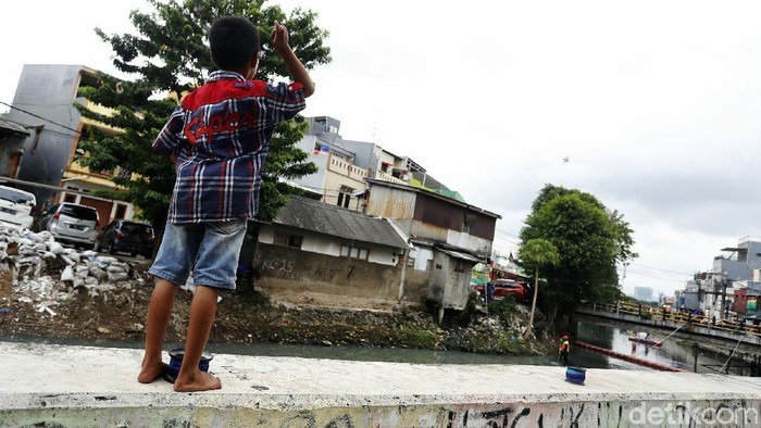 Minimnya lahan bermain, sejumlah anak bermain layangan di atas dinding turap Kali Cideng, Jalan Tanah Sereal, Tambora, Jakarta Barat, Rabu (6/1/2021).