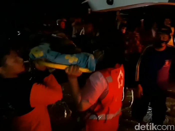 Banjir di Kota Pasuruan mencapai atap rumah. Beberapa anak dan orang lanjut usia dievakuasi.