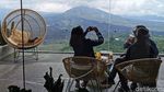 Betahnya Berjam-jam Ngopi Sambil Menatap Gunung Batur
