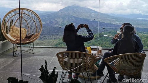 Pulau Bali dikenal tak hanya dengan keindahan pantainya. Bisa dibilang, Bali adalah paket lengkap dalam berwisata; mulai dari pantai, sungai, gunung, lembah, persawahan, hingga kuliner dan seni budayanya, semua ada.