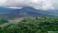 Di kedai tersebut wisatawan bisa menatap langsung pesona Gunung Batur dan Danau Batur yang begitu indah.