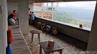 Salah satu kedai kopi yang paling pas menikmati pemandangan Gunung dan Danau Batur di Kintamani adalah Akasa Kintamani Coffee.