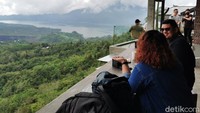 Berlokasi di Jalan Raya Penelokan, Batur Tengah, Kintamani, Bangli, kedai kopi ini kini jadi favorit banyak orang untuk berburu foto instagrammable.