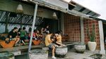 Betahnya Berjam-jam Ngopi Sambil Menatap Gunung Batur