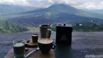 Betahnya Berjam-jam Ngopi Sambil Menatap Gunung Batur