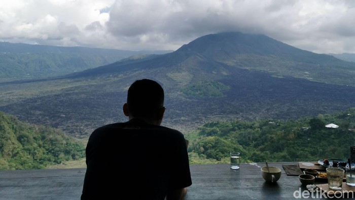 Betahnya Berjam-jam Ngopi Ditatap Gunung Batur Pulau Bali dikenal tak hanya dengan keindahan pantainya. Bisa dibilang, Bali adalah paket lengkap dalam berwisata; mulai dari pantai, sungai, gunung, lembah, persawahan, hingga kuliner dan seni budayanya, semua ada.