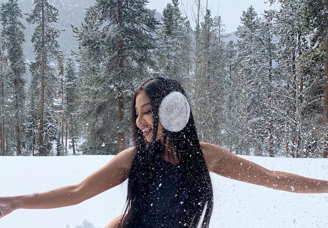 Sangat dingin di sana, tapi aku mengatur agar tetap menyenangkan. Jadi aku akhirnya mengabaikan dingin di beberapa momen, ungkapnya, seperti dikutip dari Daily Star.  Foto: Instagram