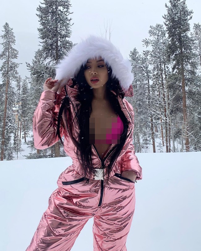 Ini Christine Mae yang ingin memecahkan rekor dunia karena aksinya berpose seksi di tengah salju. Hanya menggunakan bikini, model Playboy itu berpose di suhu -26 derajat celcius.  Foto: Instagram