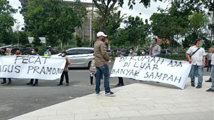 Demo di DLHK Pekanbaru (Raja Adil-detikcom)
