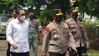 Kapolda Sulsel Irjen Merdisyam bersama jajaran tampak mendatangi lokasi (Hermawan Mappiwali/detikcom