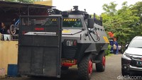Kendaraan taktis dikerahkan dalam penindakan terduga teroris (Hermawan Mappiwali/detikcom)