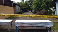 Polisi memasang garis polisi di sekitar lokasi penindakan dua terduga teroris bernama M Rizaldy (46) dan Sanjai Ajis (23) (Hermawan Mappiwali/detikcom)