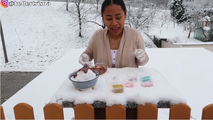 Wanita di Jerman Bikin Es Kepal Milo Pakai Salju, Apa Aman Dimakan?
