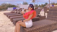 Mereka heran kenapa Kiwil membiarkan istrinya tersebut tampil seksi dan mengumbar auratnya. Dok. Instagram/evabelisima_official