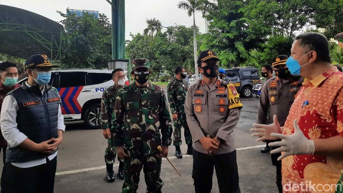Kasus COVID-19 di Jatim naik hingga Pemkot Surabaya menyiapkan 1.000 kamar di Asrama Haji. Forkopimda Jatim dan Surabaya pun meninjau kesiapannya.