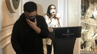 Sebelum Gisel berbicara, tampak sahabatnya yakni Yosi Mokalu memberikan imbauan pada awak media jika tak ada sesi wawancara.