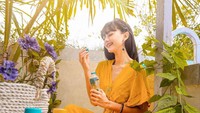 Glenca juga disibukkan dengan kegiatannya mengendorse produk makanan. Salah satu momennya ketika ia minum Thai tea kemasan ini. Foto: Instagram glencachysaraofficial