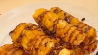 Ketika di rumah saja karena pandemi Covid-19, Glenca berkreasi di dapur. Ia membuat camilan roti gulung isi pisang. Nyammm! Foto: Instagram glencachysaraofficial