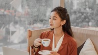 Bukti lain kalau Glenca hobi ngopi. Kali ini ia menyesap segelas kopi sambil bekerja. Foto: Instagram glencachysaraofficial