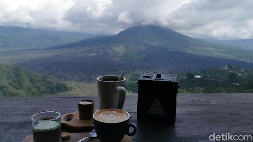 Ngopi sambil menatap Gunung Batur pasti menyenangkan. Di Kintamani ada deretan kedai kopi yang menatap langsung pesona Gunung Batur.