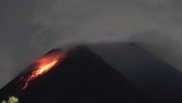 Kepala Balai Penyelidikan dan Pengembangan Teknologi Kebencanaan Geologi (BPPTKG) Hanik Humaida menjelaskan guguran lava pijar malam ini jarak luncurnya pendek. Antara Foto/Hendra Nurdiyansyah.