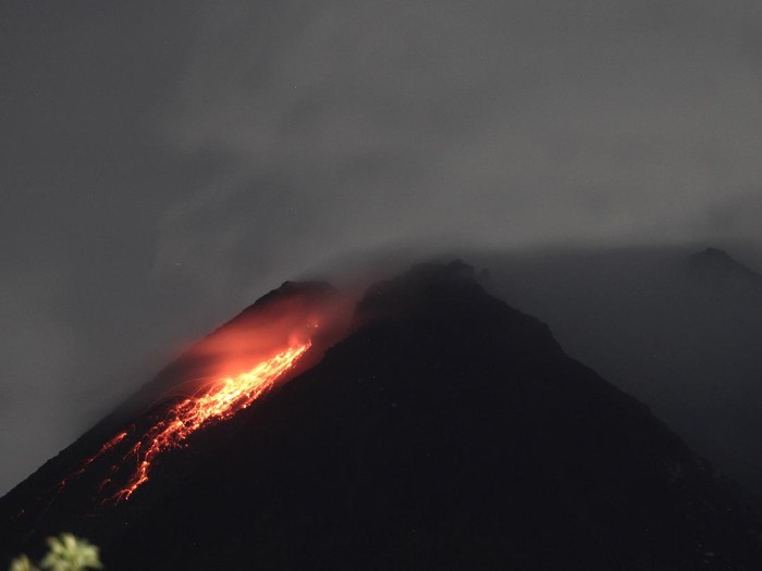 Titik api diam terlihat dari lereng Gunung Merapi Desa Kinahrejo, Cangkringan, Sleman, DI Yogyakarta, Selasa (5/1/2020). Balai Penyelidikan dan Pengembangan Teknologi Kebencanaan Geologi (BPPTKG) menyebutkan Gunung Merapi telah mengalami fase erupsi. ANTARA FOTO/Hendra Nurdiyansyah/hp.