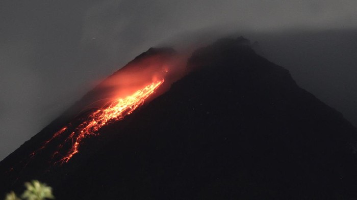Titik api diam terlihat dari lereng Gunung Merapi Desa Kinahrejo, Cangkringan, Sleman, DI Yogyakarta, Selasa (5/1/2020). Balai Penyelidikan dan Pengembangan Teknologi Kebencanaan Geologi (BPPTKG) menyebutkan Gunung Merapi telah mengalami fase erupsi. ANTARA FOTO/Hendra Nurdiyansyah/hp.